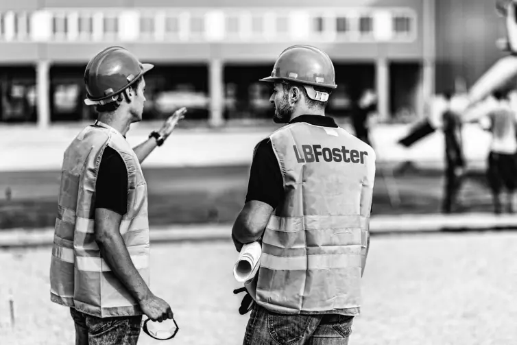 hombres en el lugar del proyecto.