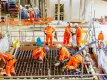 Hombres con ropa de alta visibilidad trabajando en una estación de ferrocarril