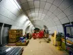 Hommes en haute visibilité travaillant dans un tunnel souterrain