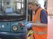 Mann mit Tablet neben einem Bus