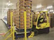 Camion à palette qui déménage des boîtes du système de convoyeur