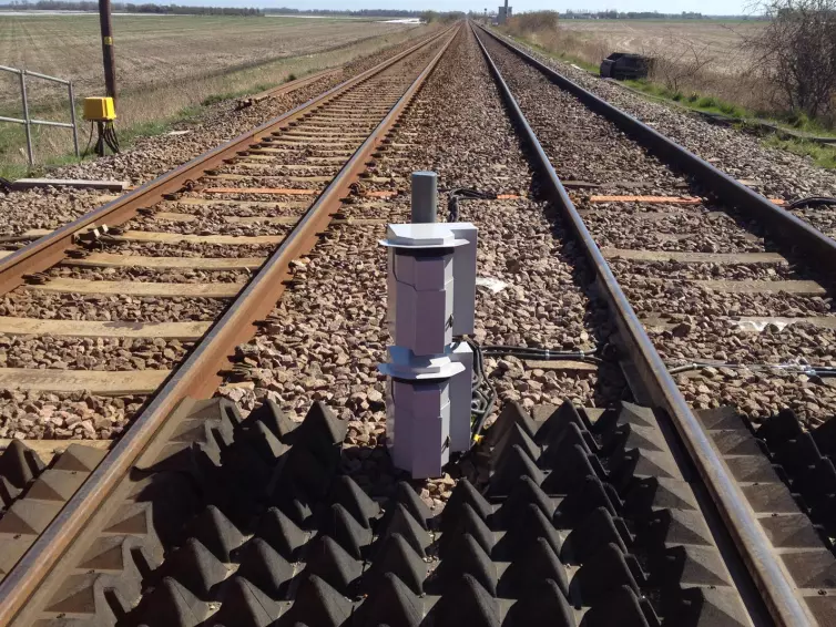 Sistema de detecção de obstáculos LiDAR em trilhos de trem.