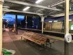 banco vacío junto al andén de una estación de tren