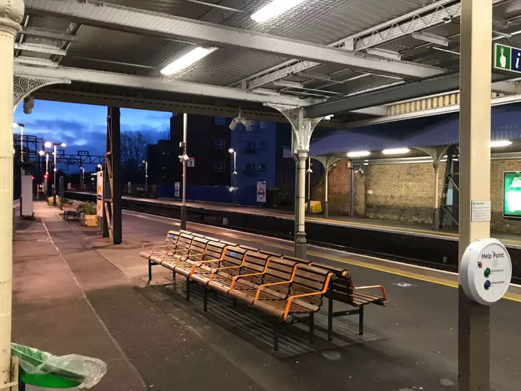 火车站月台旁的空长椅。