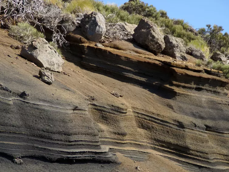 rocas en un terraplén.