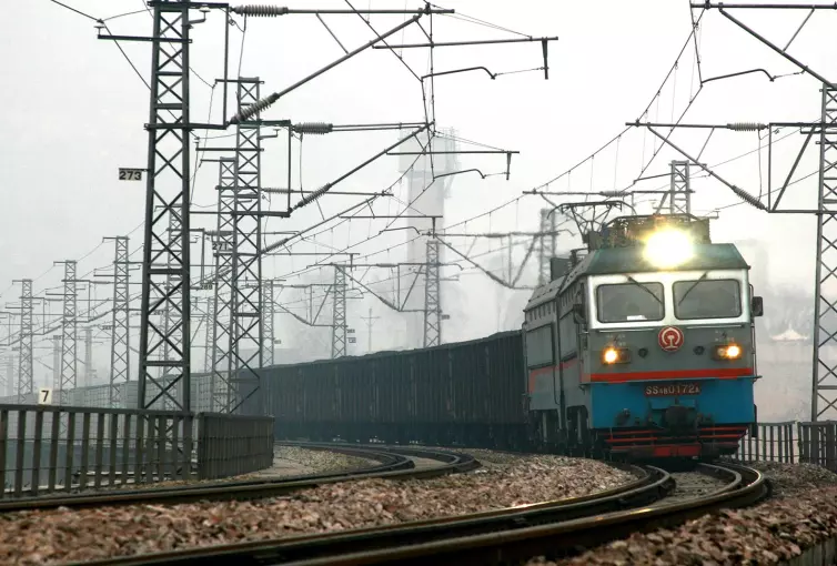 Tren de mercancías sobre vía férrea.