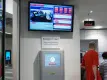 Écran d’information et distributeur de billets dans la gare