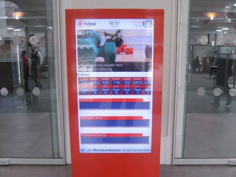 Informationsbildschirm im Bahnhof York.