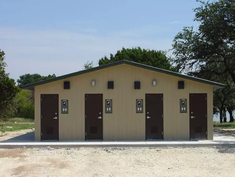 CXT Cheyenne Mehrzwecktoiletten mit vier Duschräumen.