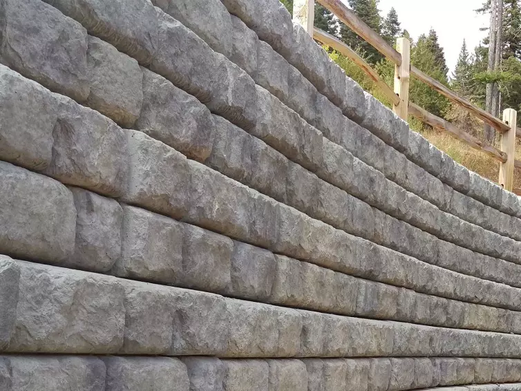 Muro de contenção Redi-Rock.