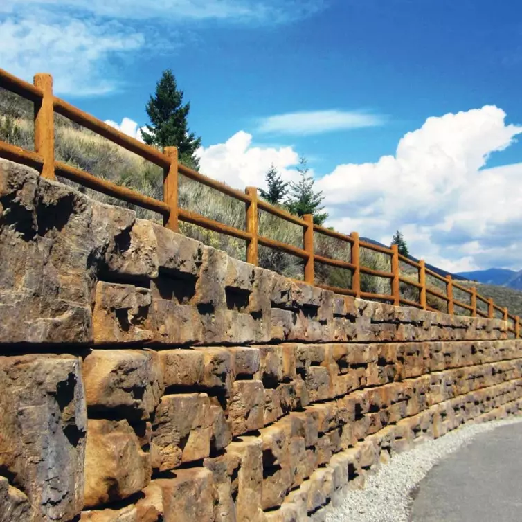 Mur de soutènement de Redi-Rock.