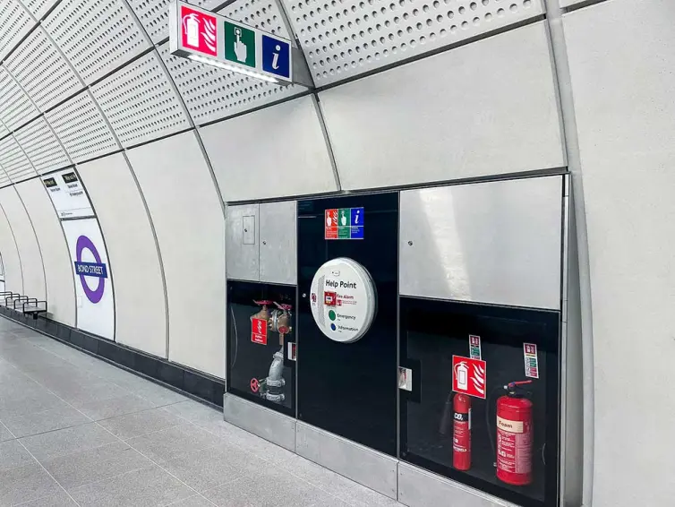 Punto de socorro, alarma contra incendios y extintores instalados en la estación de Bond Street por LB Foster.