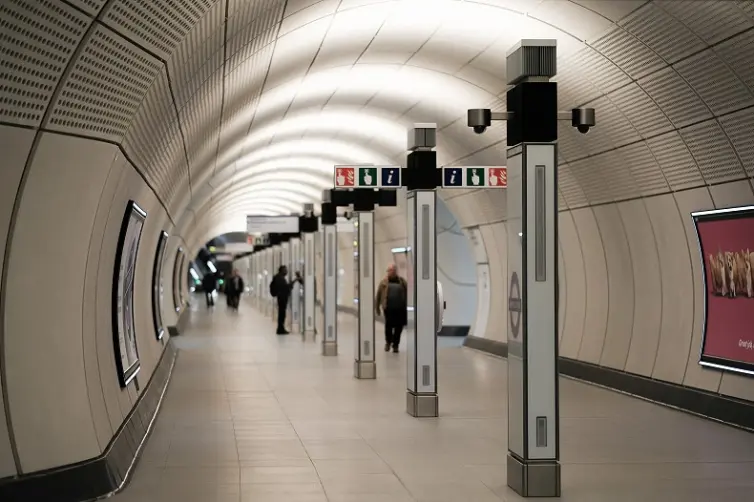 Tunnel der U-Bahn-Station Elizabeth Line mit Beschilderung für Feueralarm und Informationen.