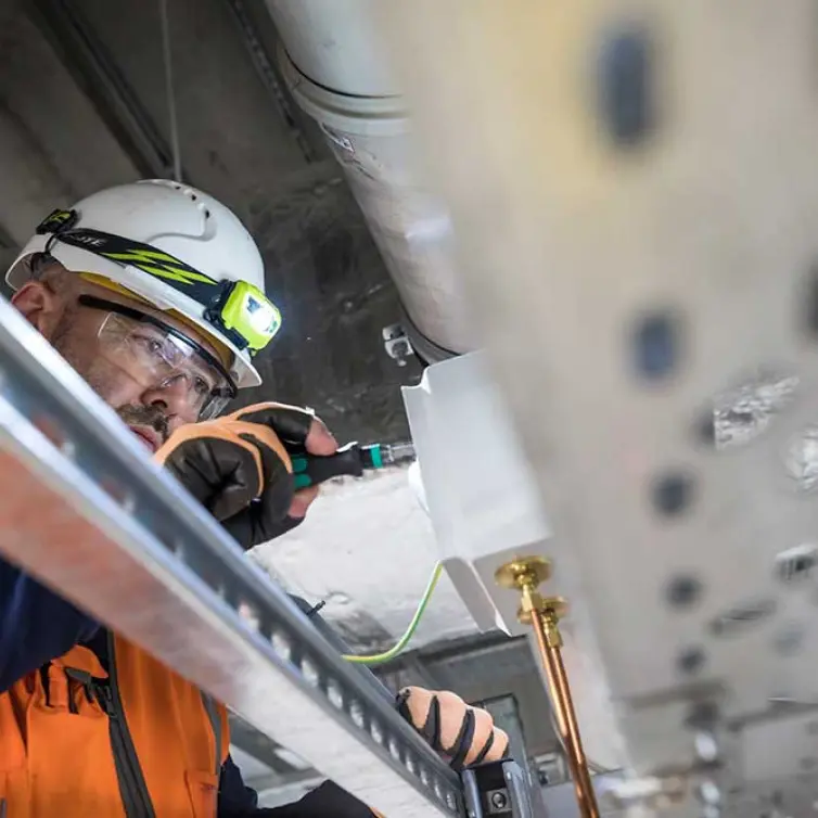Ingenieur bei der Arbeit, Installation von Telekommunikationsanlagen.