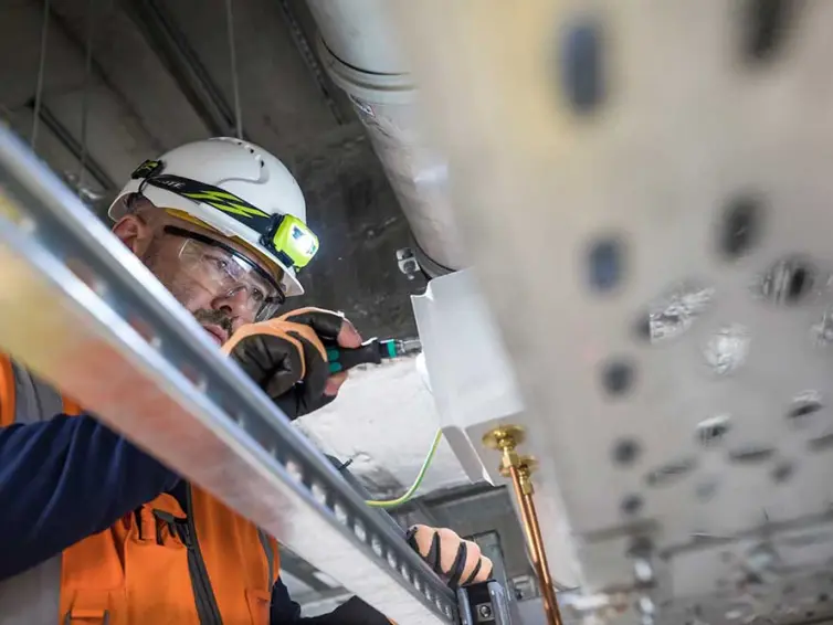 Ingenieur bei der Arbeit, Installation von Telekommunikationsanlagen.