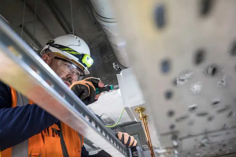 ingeniero trabajando, instalando equipos de telecomunicaciones.