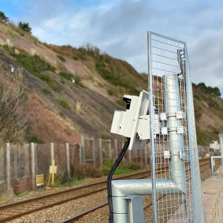 Sistema lidar que vigila el terraplén para detectar movimientos de tierra que puedan afectar al paso de los trenes.