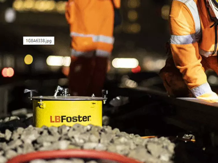 Hydraulic lubrication embedded in balast on railway.