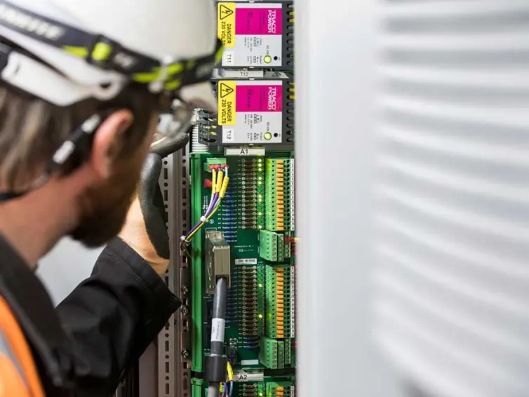 l’équipement électrique de la station d’ajustement de l’homme.