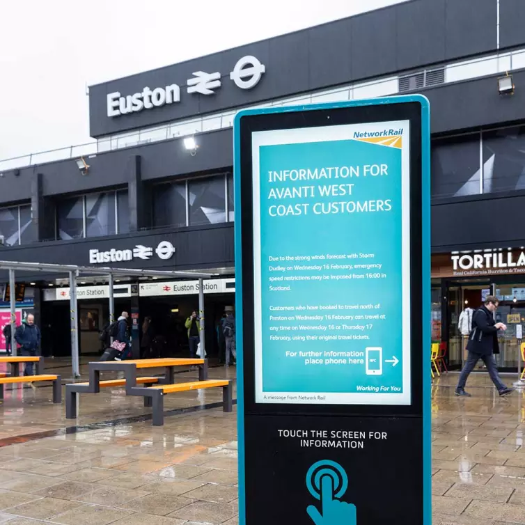 LB Foster-Informationstafel vor dem Bahnhof Euston.