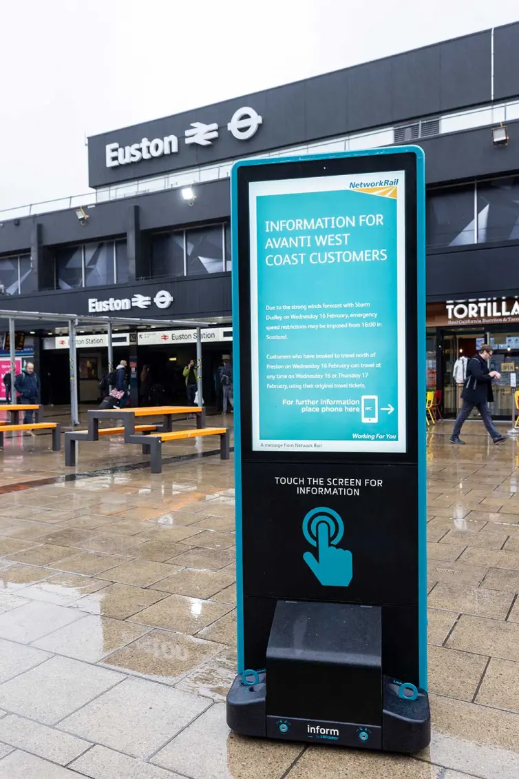Tótem informativo de LB Foster frente a la estación de tren de Euston.