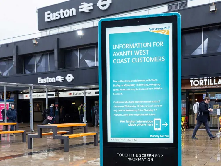 LB Foster-Informationstafel vor dem Bahnhof Euston.