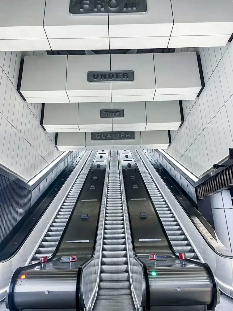 Escaleras mecánicas en una estación de metro de Londres.