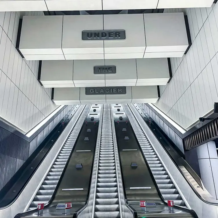 Rolltreppen in einer Londoner U-Bahn-Station.