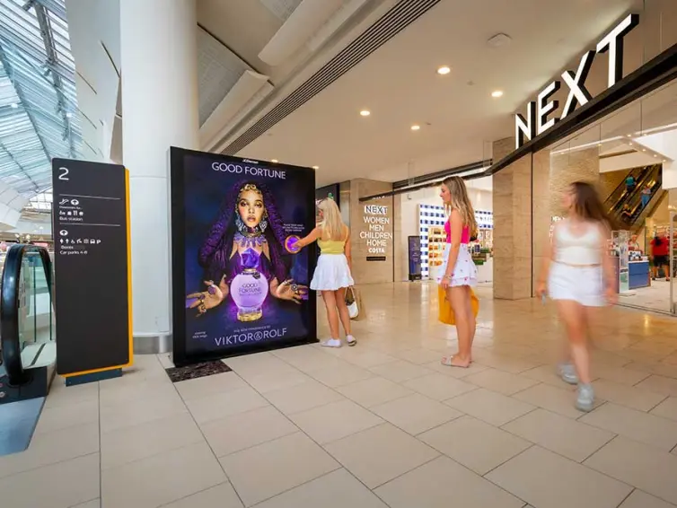 Exibição de publicidade interativa em shopping center.
