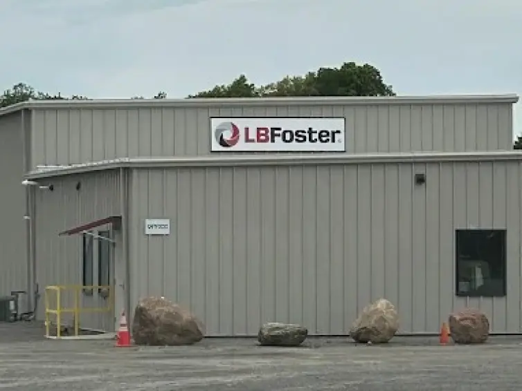 艾宾福司特 ，带有标志性标识。