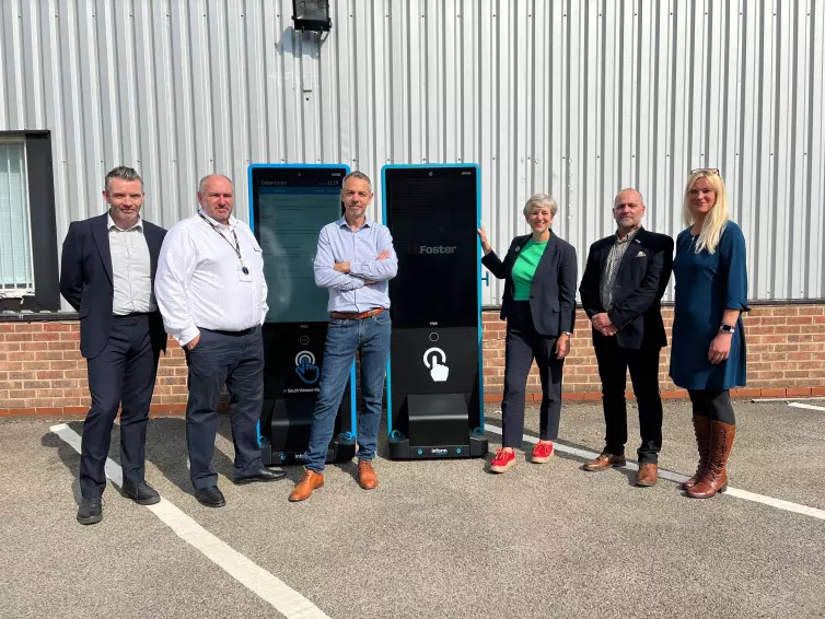 James McGowan, RIA (Railway Industry Association), David Clarke, Diretor de Vendas e Marketing, Serviços e Soluções de Tecnologia, L.B. Foster, Dagan Bradbury, Chefe do Inform, L.B. Foster, Lilian Greenwood, Membro do Parlamento do Sul de Nottingham, Anthony Thompson, Gerente Sênior de Desenvolvimento de Negócios, L.B. Foster, e Elisa Rees-King, RIA (Railway Industry Association) posam em frente a dois Totens Inform da L.B. Foster.