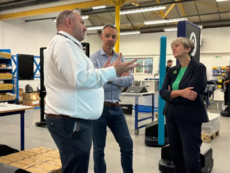 David Clarke, Director of Sales & Marketing, Technology Services and Solutions, Dagan Bradbury, Head of Inform, und Lilian Greenwood, Nottingham South Member of Parliament.