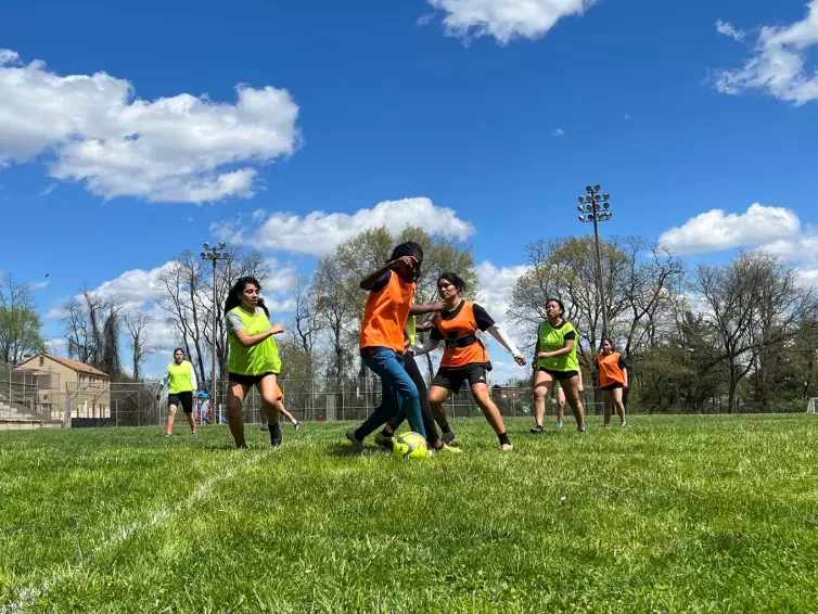 Mädchen spielen Fußball.