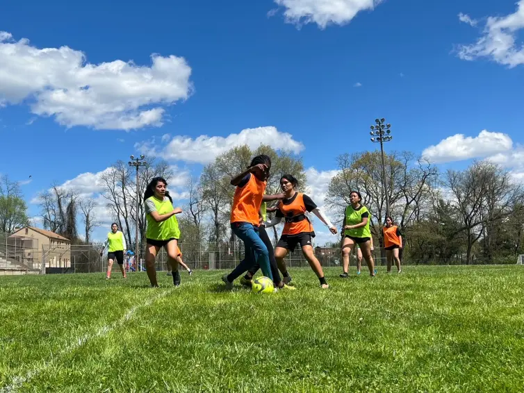 meninas jogando futebol.