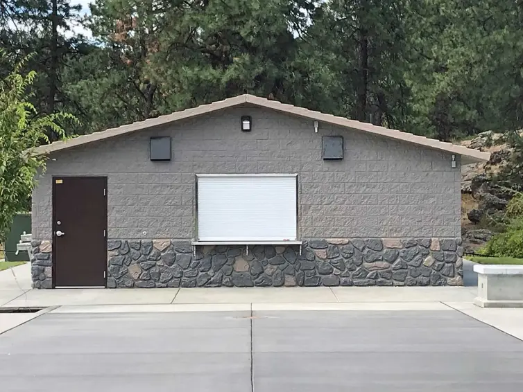 Concessão de concreto pré-moldado CXT com banheiros.