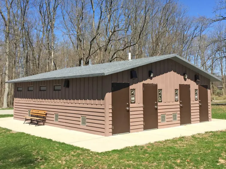 Banheiros com descarga CXT e chuveiros.