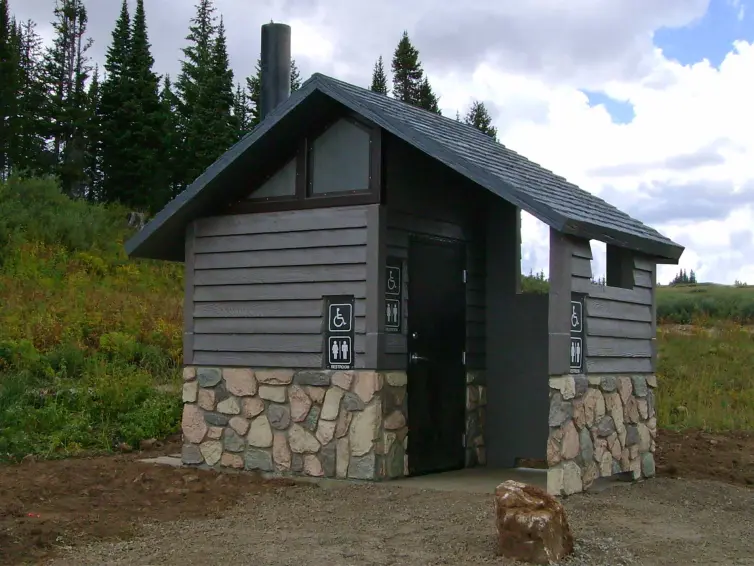 CXT Rocky Mountain Toilette mit einem Gewölbe.