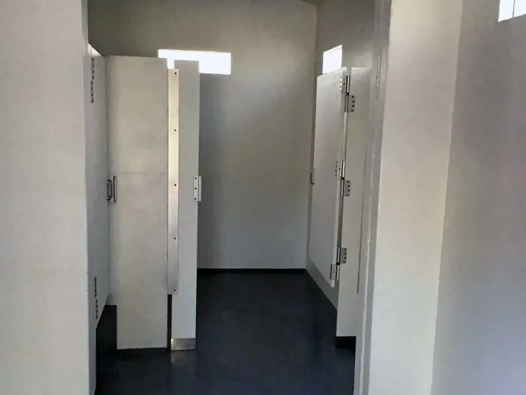 Intérieur des toilettes multi-utilisateurs Taos.