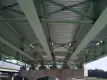 从绿色横梁的桥下看钢桥面板