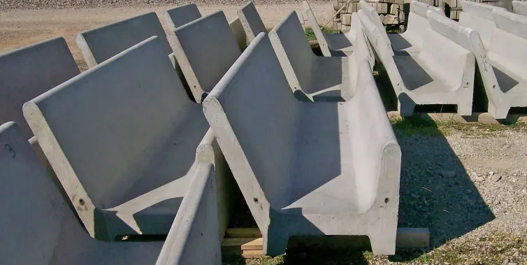 Couchettes d’alimentation en béton préfabriqué.