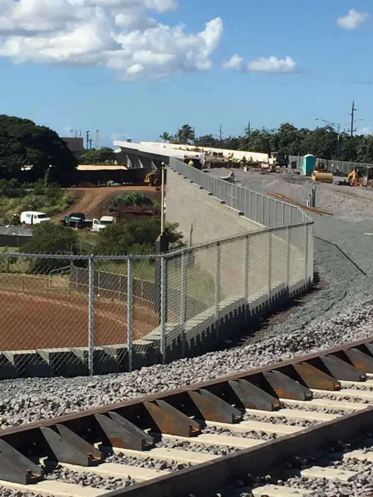 carril de contención mostrado en una vía junto a una valla.