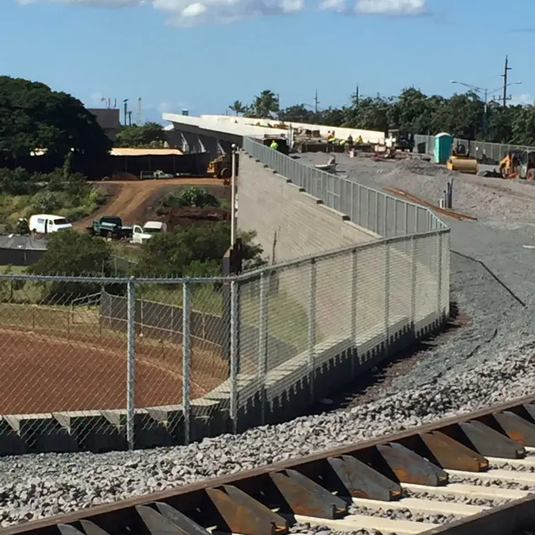 trilho de contenção mostrado em um trilho próximo a uma cerca.