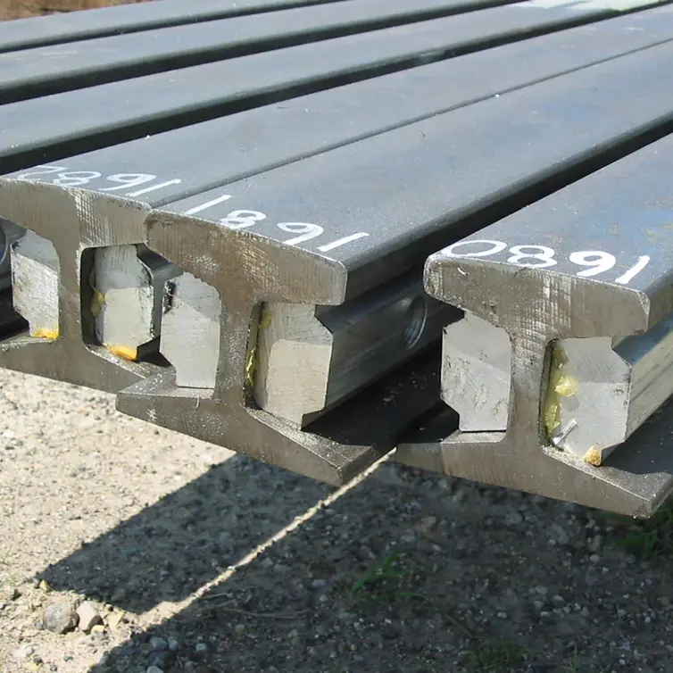 gros plan de trois barres de rail.