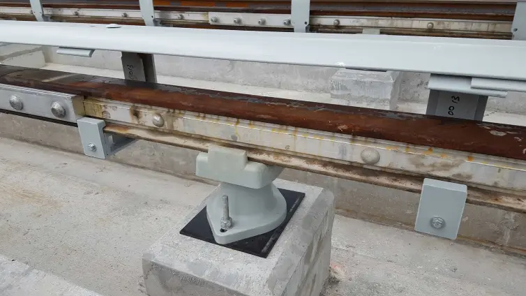 carril con tablero de protección fijado mediante abrazaderas.
