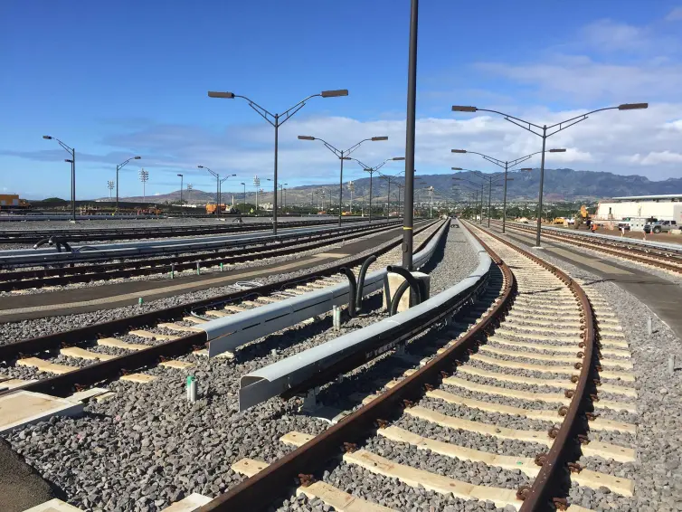 Eisenbahnschienen mit Schutzbrettern dargestellt.