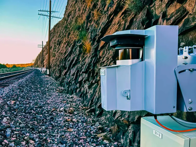 Steinschlag-LiDAR-Nahaufnahme auf einem Bahngleis.