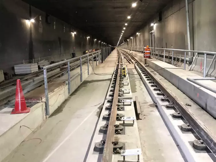 fixadores de trilhos nos trilhos do túnel do metrô.