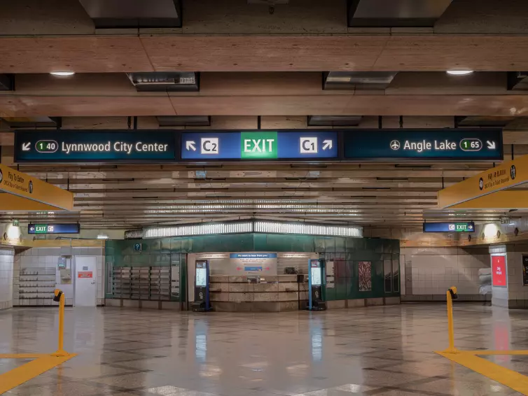 Deux dispositifs de communication numérique totems vus dans une gare.